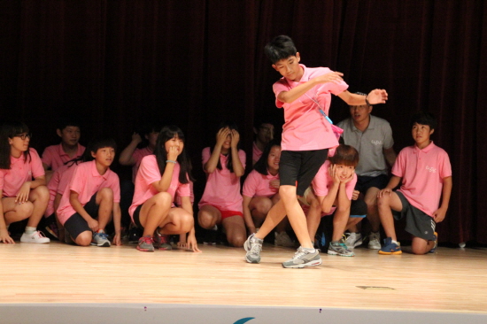  ‘2013 청소년 문화예술교육 지원사업’에 참가한 청소년들이 발표회에서 댄스를 선보이고 있다.