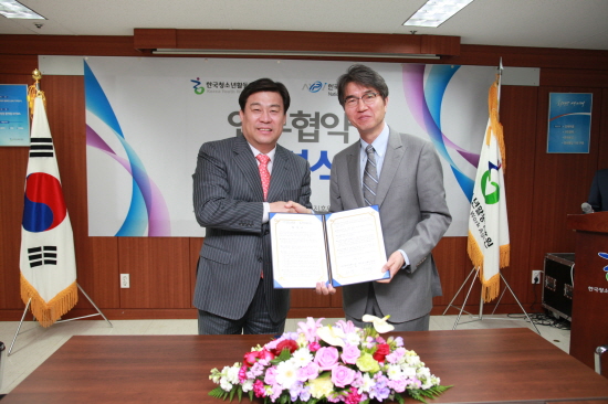 4월 14일 오전 11시 한국청소년활동진흥원(서울 서대문구)에서 김선동 한국청소년활동진흥원 이사장(왼쪽)과 한국청소년정책연구원 노혁 원장이 청소년활동의 기초연구 상호 협력을 위한 업무협약을 체결한 뒤 기념촬영을 하고 있다.