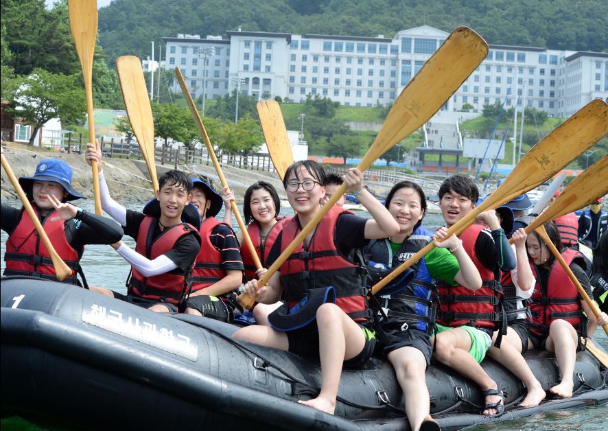 ‘해군사관학교 바다로캠프’에 참가한 청소년들이 고무보트를 탄 채 노를 들어보이고 있다. 한국청소년활동진흥원(이사장 신은경)은 지난 6월 26일 ‘해군사관학교 바다로캠프’를 인증 프로그램으로 확정하고, 오는 7월 27일 해군사관학교에 ‘인증수련활동 운영기관 현판’을 전달한다.