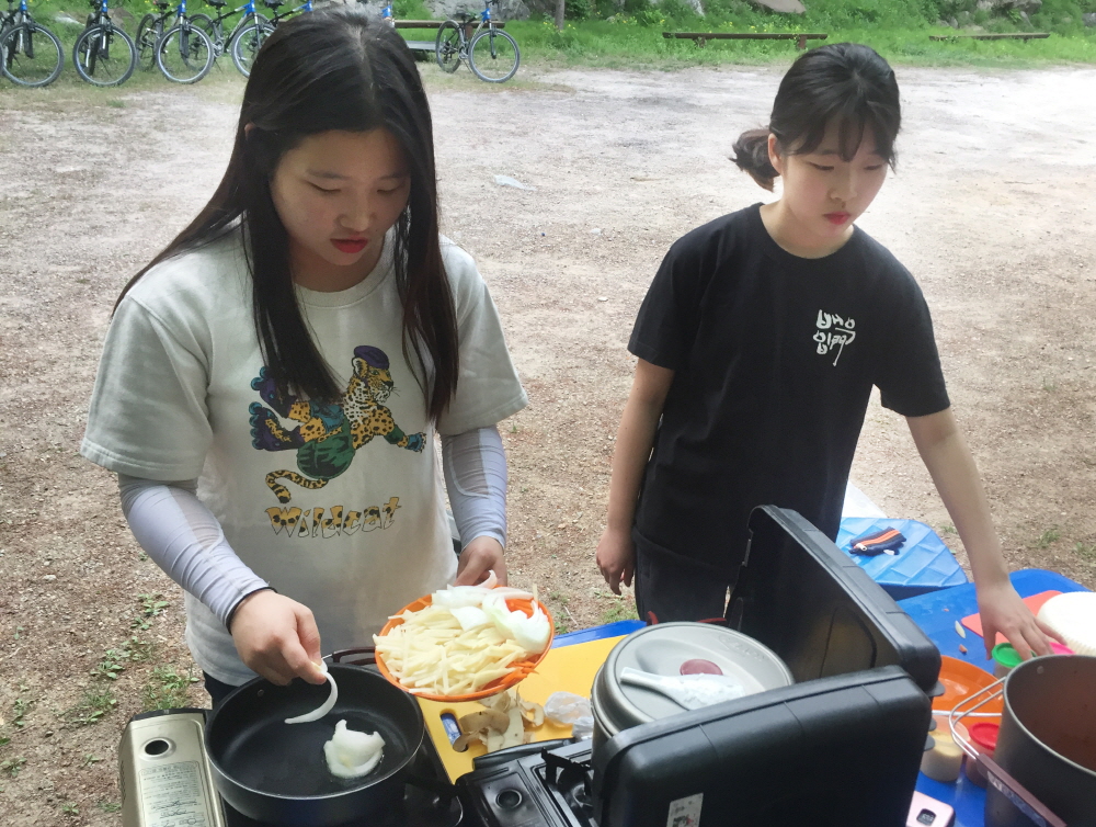 이승아 양(왼쪽)이 탐험활동에서 팀원과 함께 식사 준비를 하고 있다.