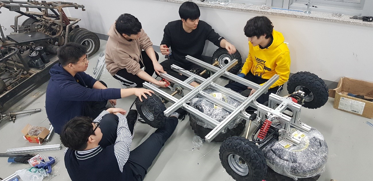 금장 청소년인 마승훈 군(오른쪽에서 두 번째)이 대학에서 프로젝트를 진행하고 있다.