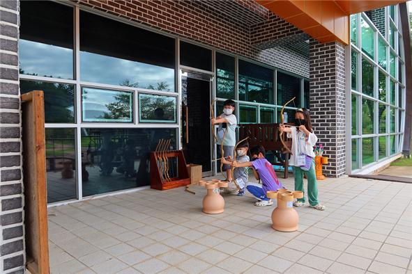 가족캠프 참가 청소년들이 아리랑 방탈출 프로그램 미션을 수행하고 있다.