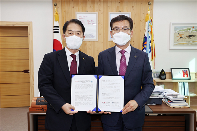 10월 21일 충청북도교육청에서 이광호 한국청소년활동진흥원 이사장(왼쪽)과 윤건영 충청북도교육청 교육감(오른쪽)이 자기성장 프로그램 지원 및 청소년 주도활동 활성화를 위한 업무협약을 체결한 뒤 기념촬영을 하고 있다.(사진=한국청소년활동진흥원)