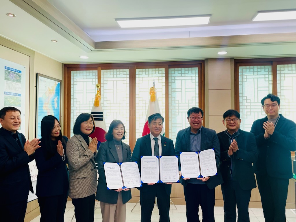 14일 오전 김제시청 시장실에서 각 기관 관계자들이 업무협약 후 기념사진을 촬영하고 있다