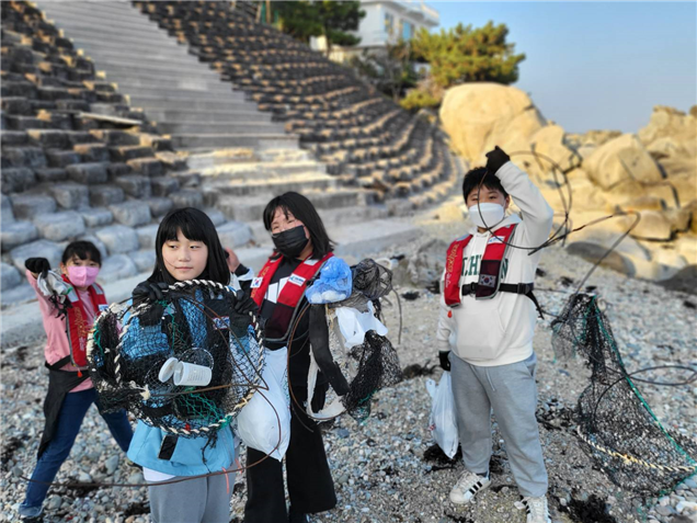 국립청소년해양센터 캠프활동을 하고 있는 청소년들 사진=국립청소년해양센터 제공