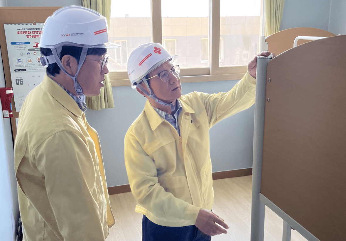 ▲ 한국청소년활동진흥원 손연기 이사장(오른쪽)이 특별안전점검을 실시하고 있다 출처:한국청소년활동진흥원