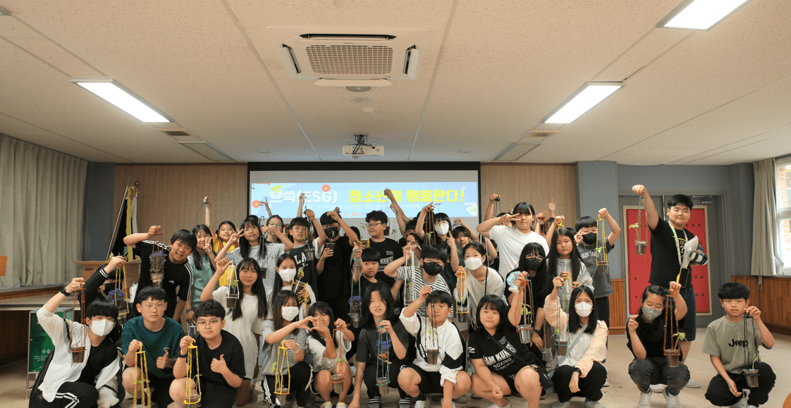 ▲ 김제초등학교 청소년들이 농생명센터 ‘으쓱(ESG) 프로젝트’에 참여하고 있다. <사진=국립청소년농생명센터 제공>