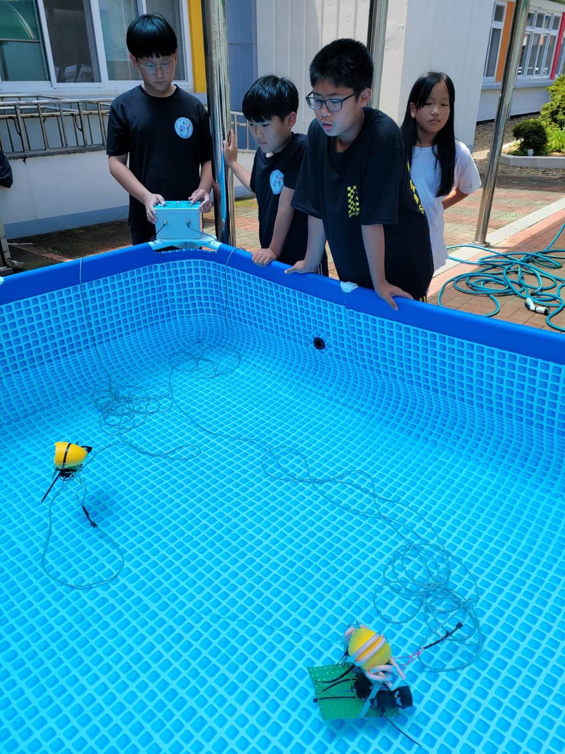 해양환경·바다지킴이 동아리에 참가한 월포초등학교 청소년들이 직접 만든 수중로봇(ROV)를 조종해보는 활동을 하고 있다
