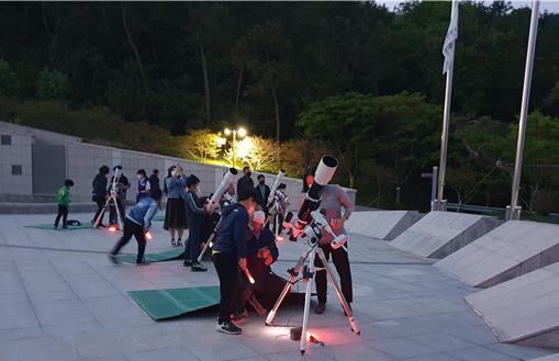 망원경으로 관측하고 있는 참가 가족 모습