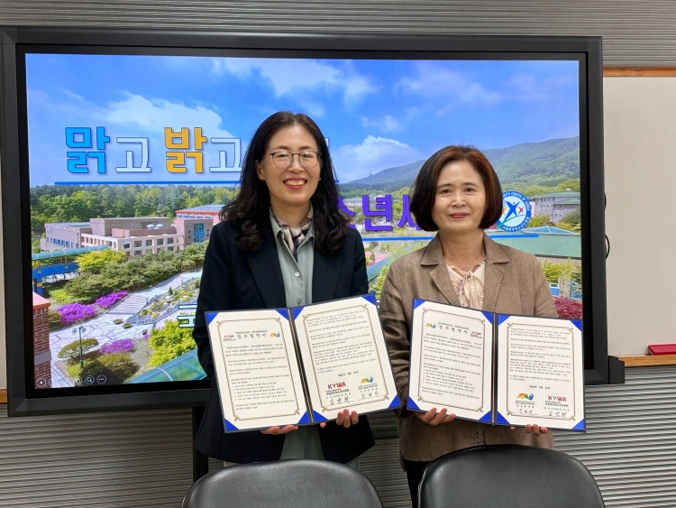 국립중앙청소년수련원과 천안시종합사회복지관과 업무협약을 체결하고 있다.