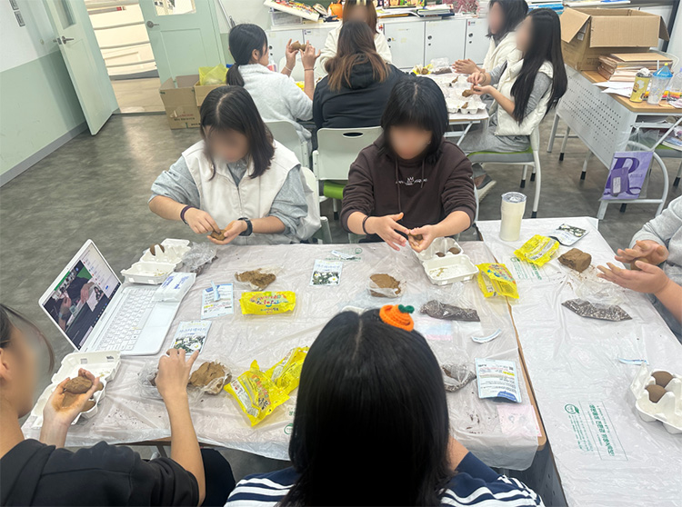 국립청소년미래환경센터에서 ‘스프링 캠프’ 에 참여한 청소년들의 모습이다.