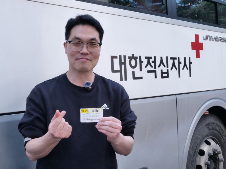 한국청소년활동진흥원 임직원들이 사랑나눔 헌혈행사에 참여하고 있다.