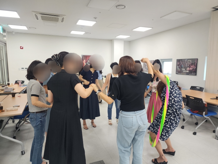 지역아동센터 느린학습자 현장교사들이 프로그램에 참여하고 있다.