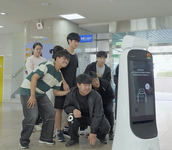 로봇 기반 청소년활동 모습