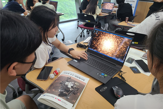   û  η ִؽô롯 ϰ ִ л 