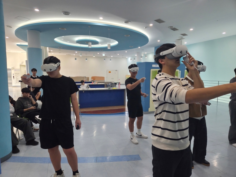 AI 인지행동 평가사업 활동에 참여하고 있는 청소년들의 모습