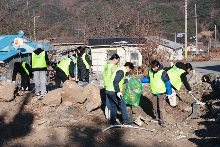 ºÀ»çȰµ¿À» Çϰí ÀÖ´Ù