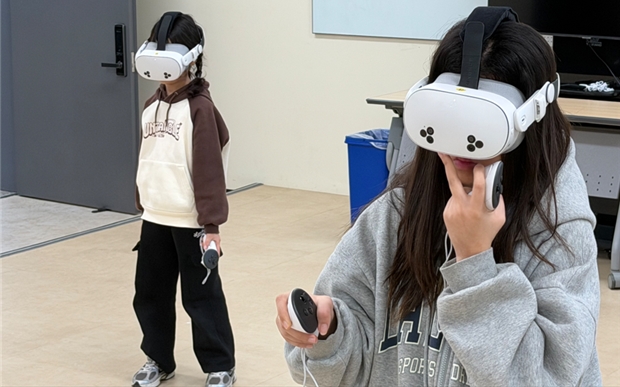 ���� ����ķ���� ������ û�ҳ���� ���̷��� VR!�� ���α׷��� �����ϰ� �ִ�.(����=����û�ҳ�̷�ȯ�漾��)